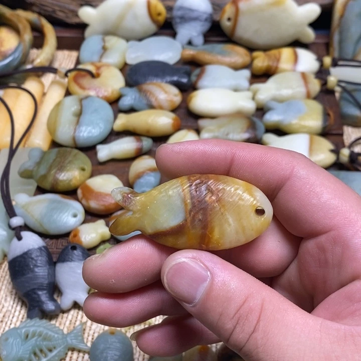 蛇纹石玉未镶嵌颈饰