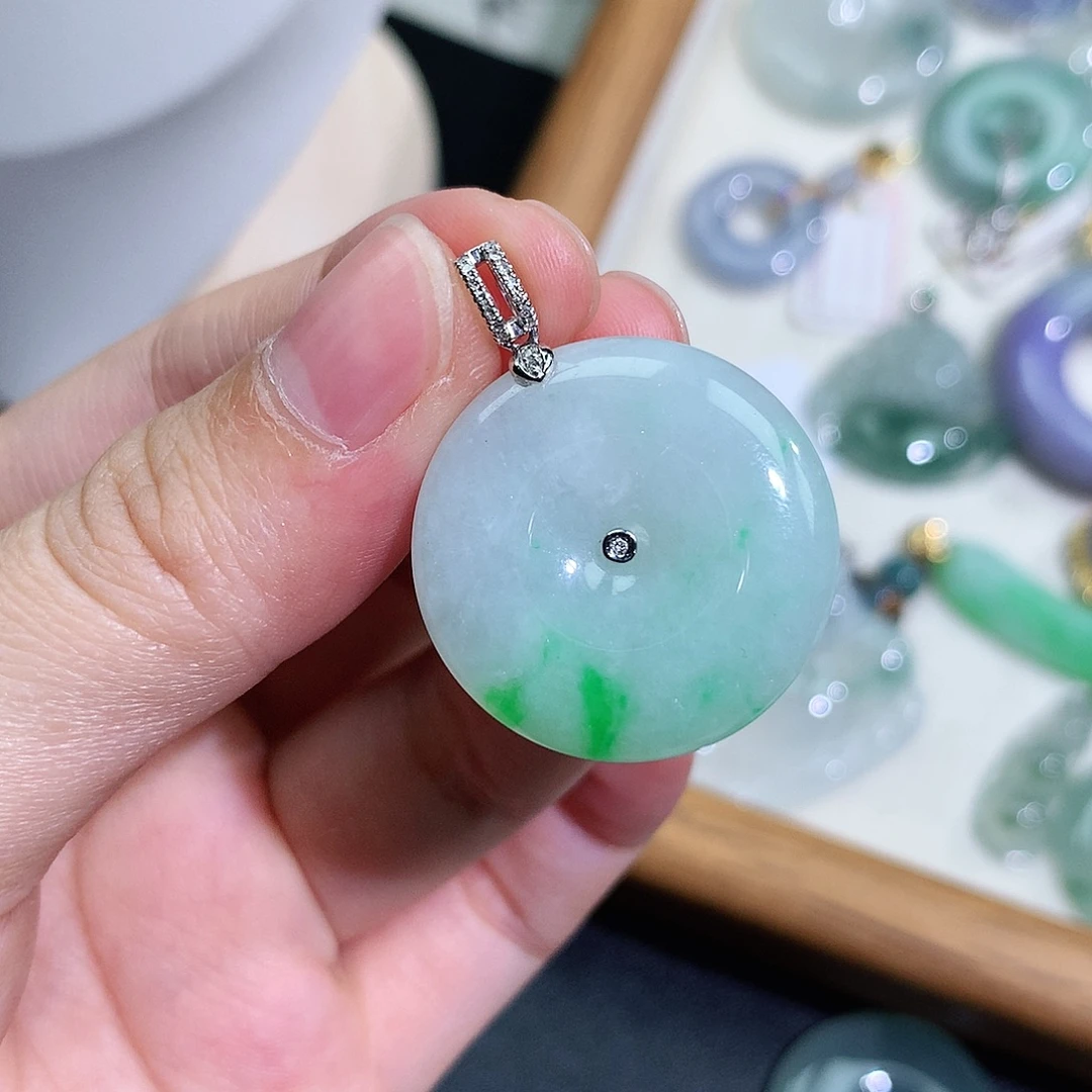 翡翠18K金镶嵌颈饰平安扣