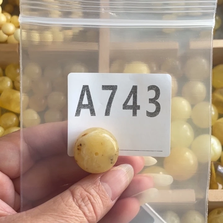 琥珀未镶嵌裸石微瑕小坑21.2