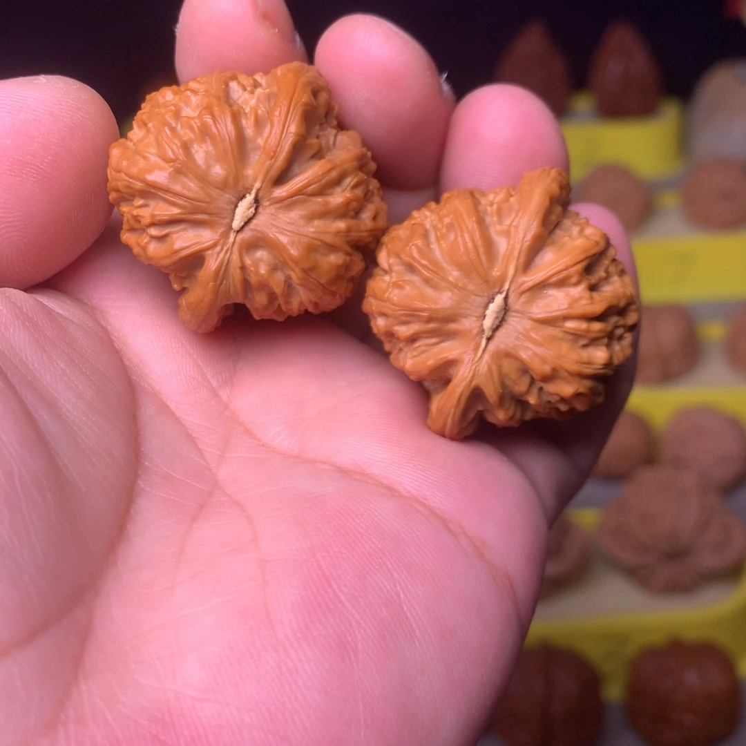 文玩核桃吊坠白狮子