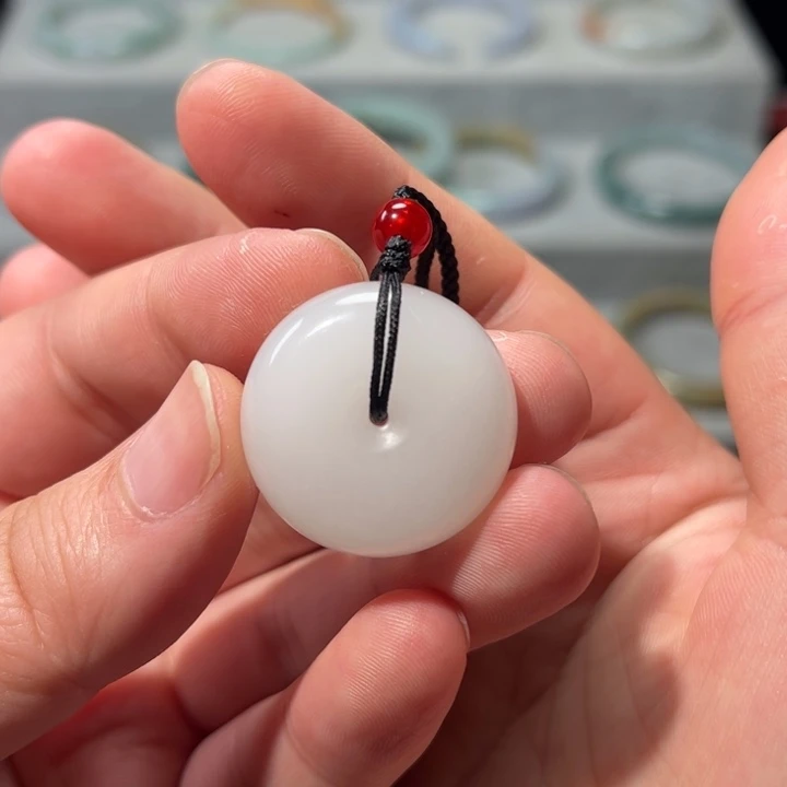 石英质玉（金丝玉）颈饰未镶嵌猫****乐