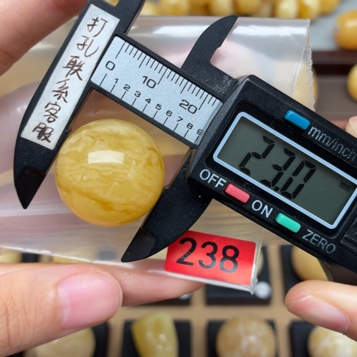 人***态琥珀未镶嵌裸石蜜蜡微瑕