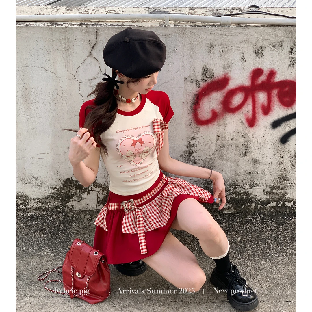 爱熊物语 织物猪原创 甜酷风撞色爱心印花短袖女夏不规则格纹短裙