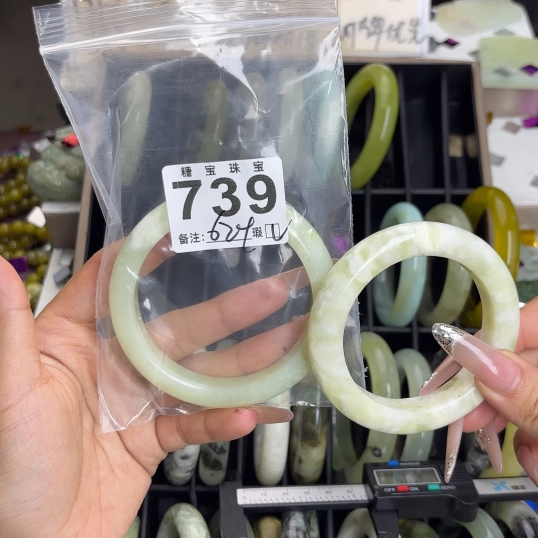 未镶嵌蛇纹石玉手镯承****煙