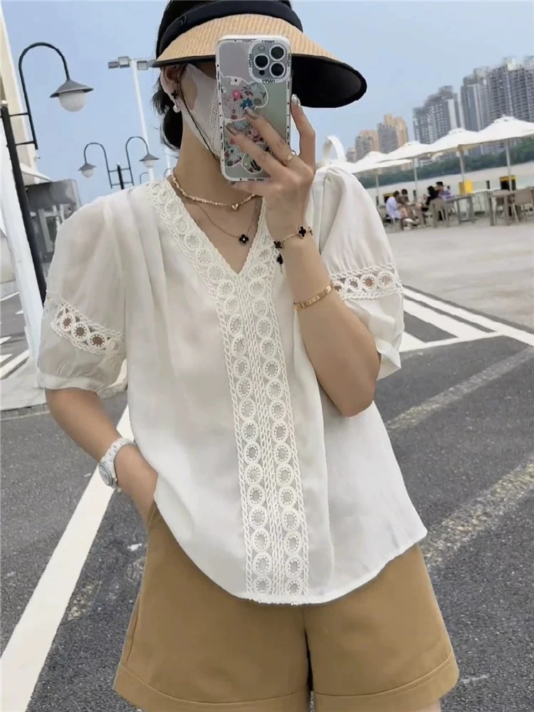 法式小香风镂空蕾丝衬衫女夏季新款设计感小众洋气时尚泡泡袖上衣