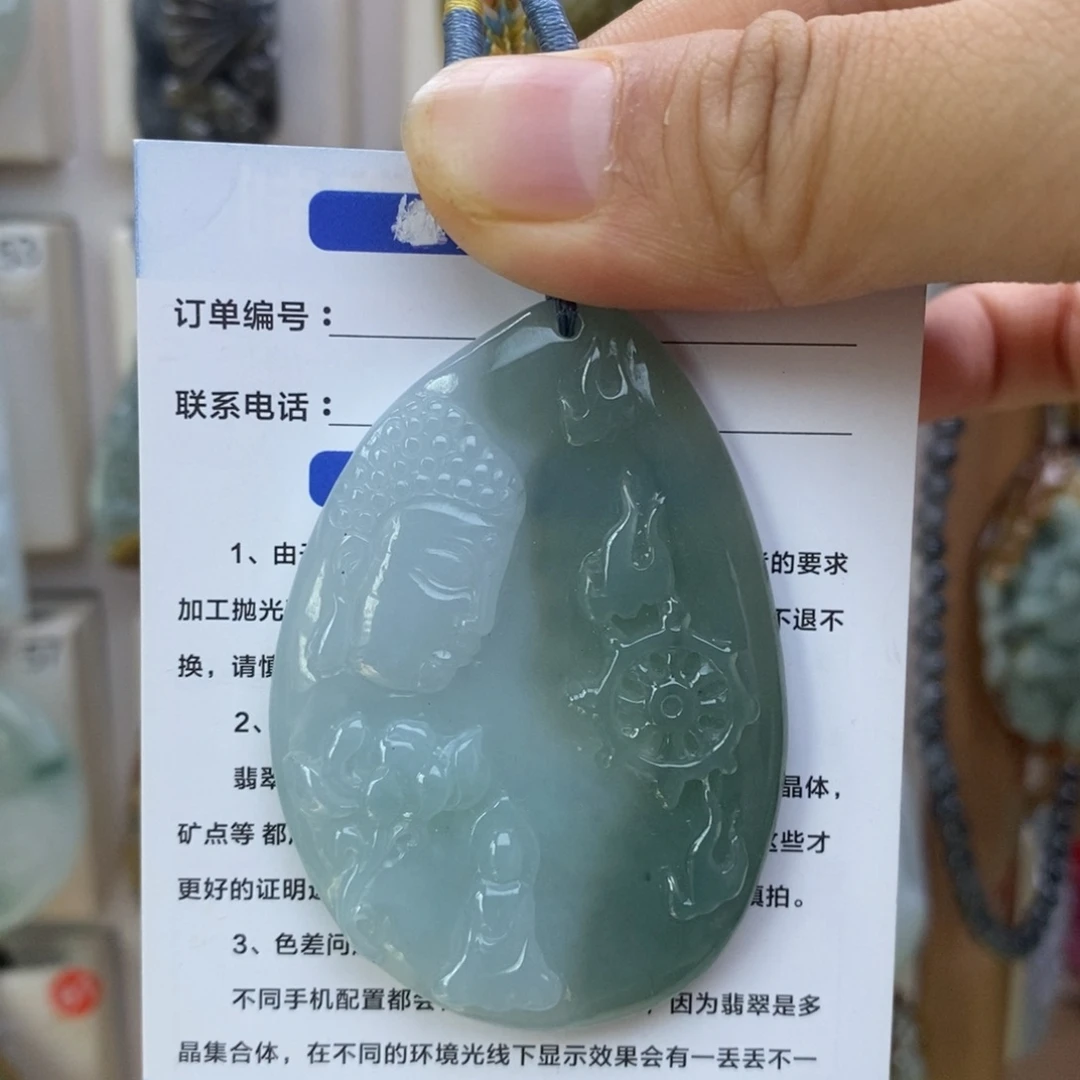 翡翠未镶嵌颈饰佛观天下