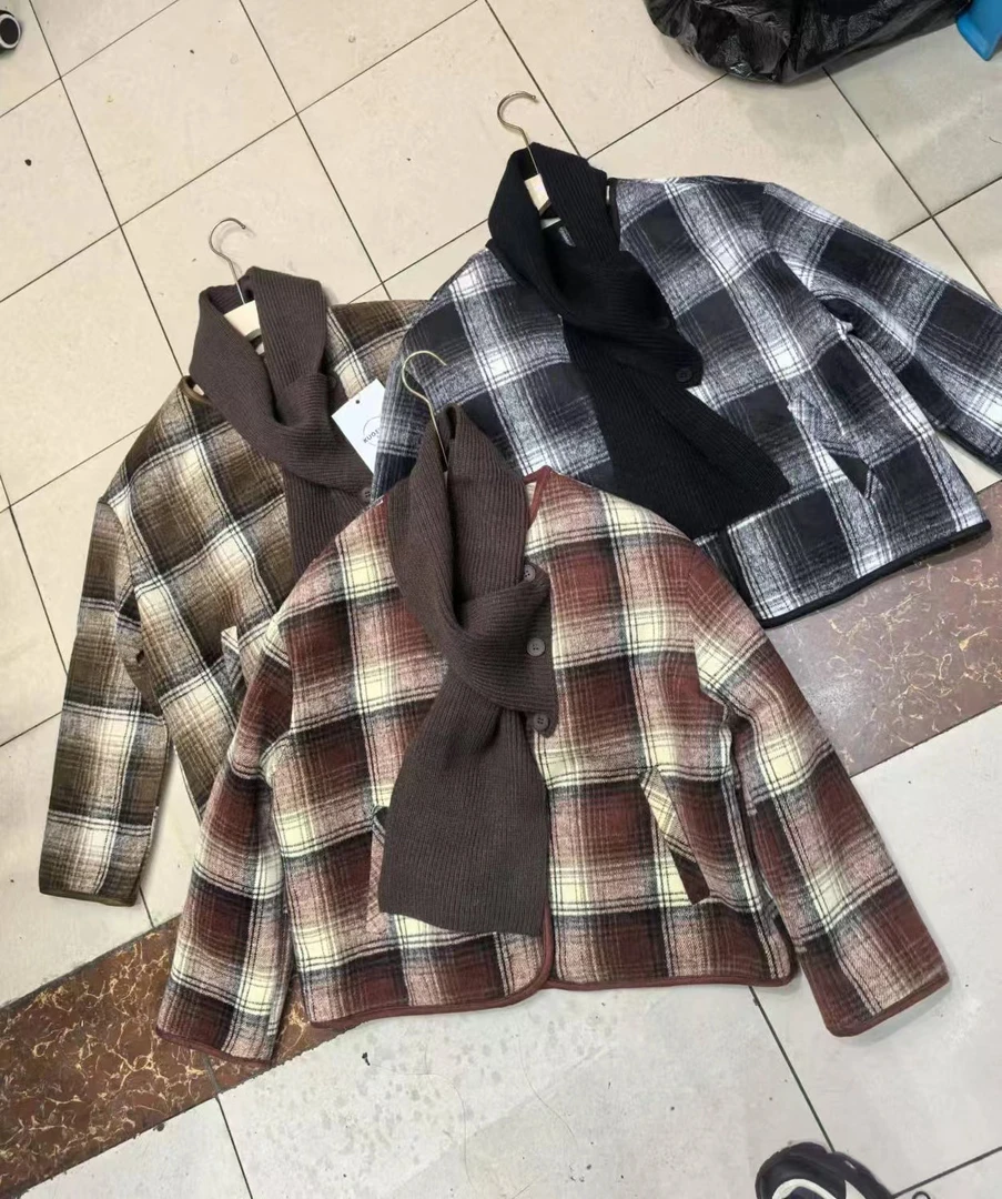 小香风厚款带围巾洋气