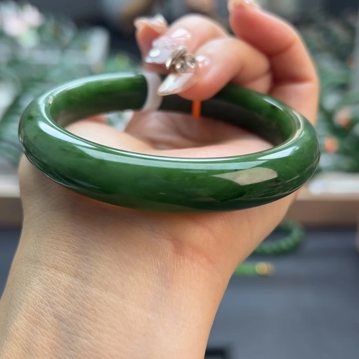 和田玉（碧玉）未镶嵌手镯
