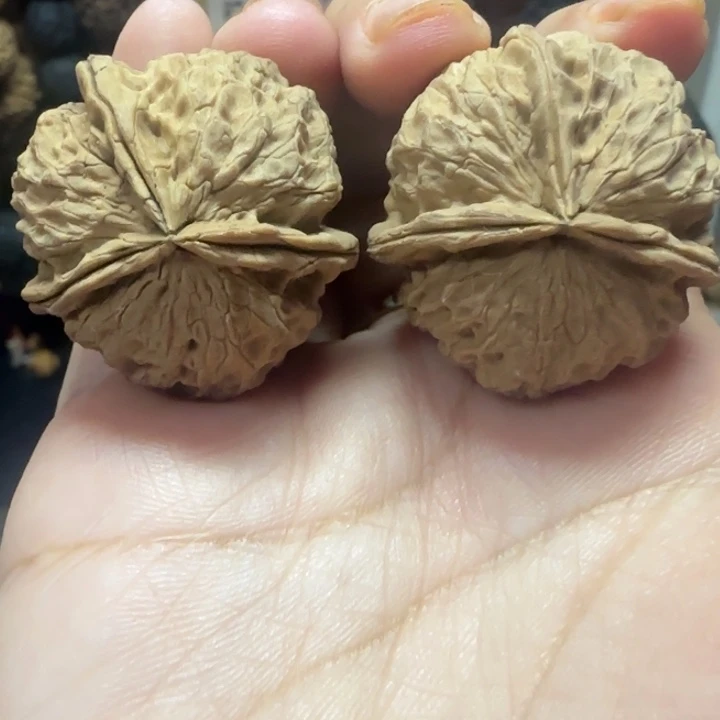 文玩核桃吊坠铁狮子三棱
