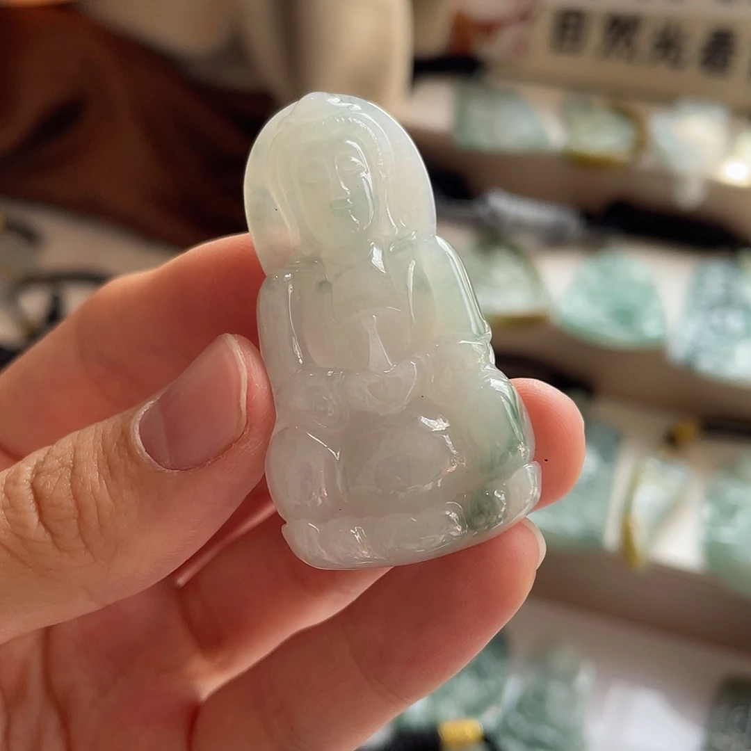 翡翠未镶嵌颈饰正装观音