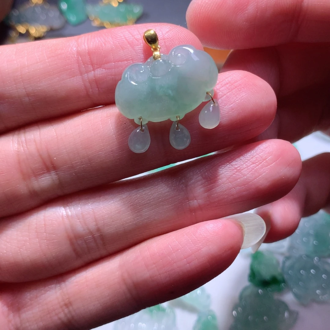 翡翠18K金镶嵌颈饰如意锁