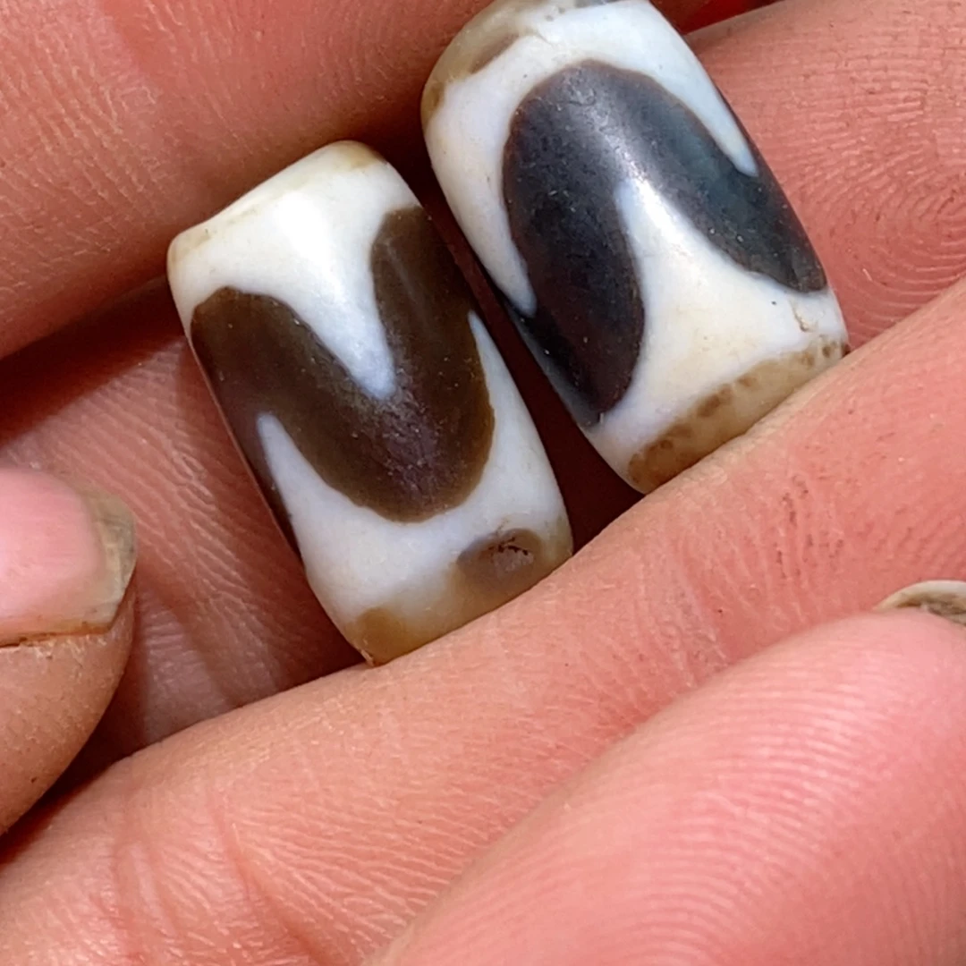 DIY琉璃珠子的颜色是蓝色的