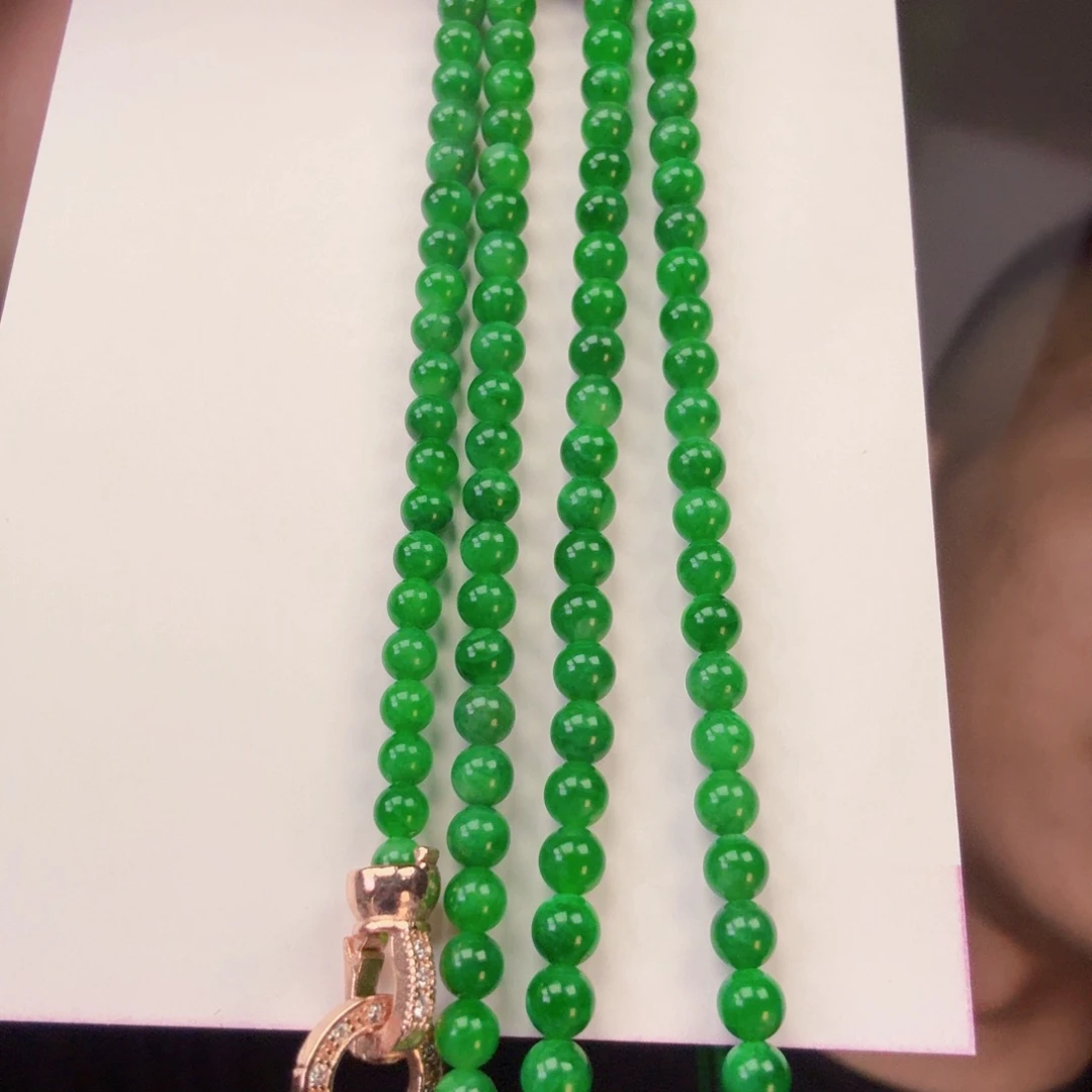 翡翠未镶嵌颈饰一件