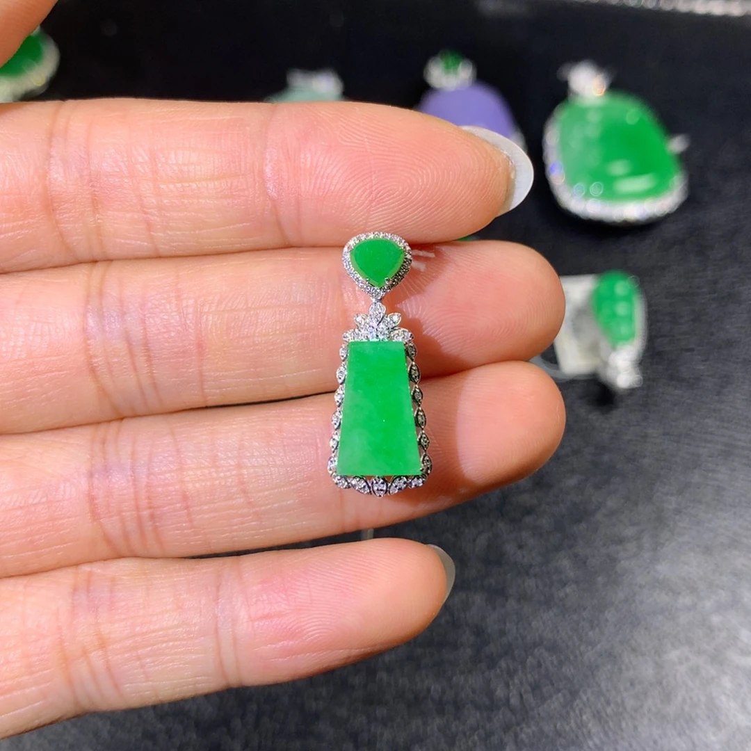 翡翠18K金镶嵌颈饰翡翠