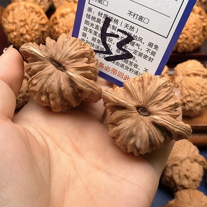 君***诚吊坠桃核四座楼狮子头47