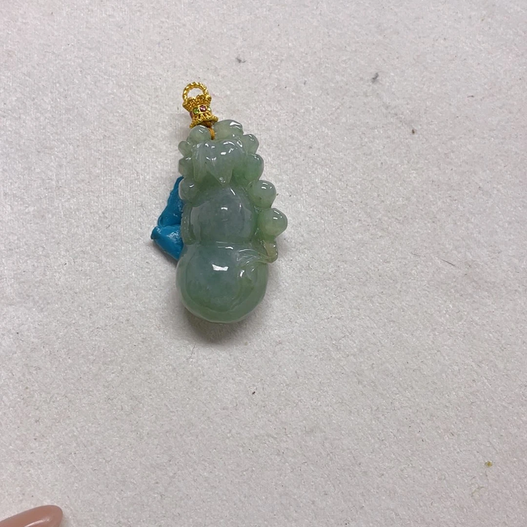 翡翠足金镶嵌颈饰葡萄