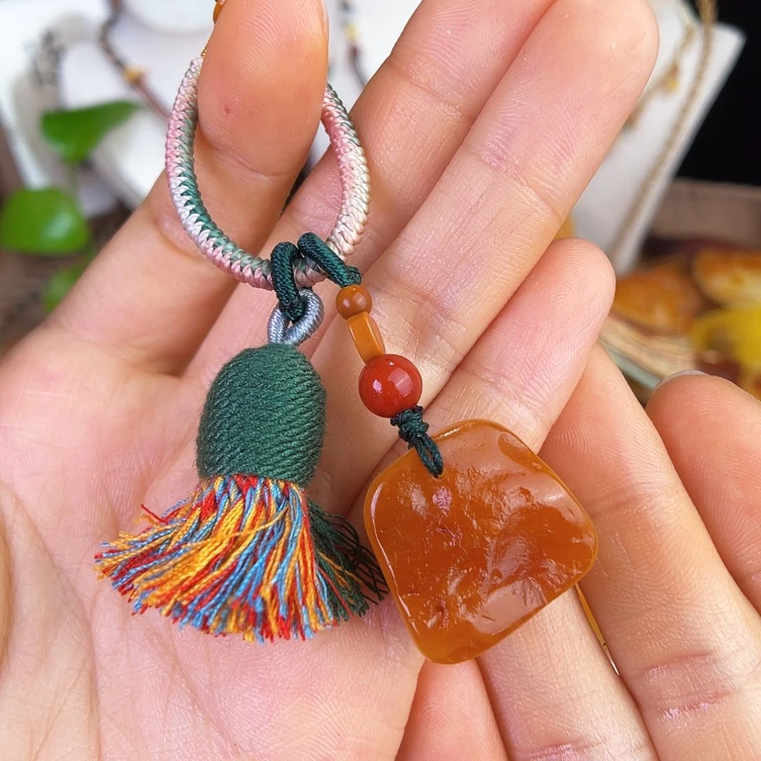 未镶嵌琥珀珠宝奇石。