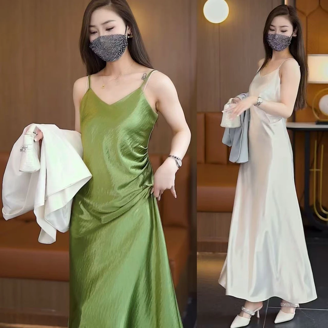 轻奢高级感缎面醋酸V领吊带连衣裙女夏2025新款小众褶皱A字长裙