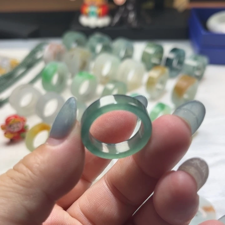 翡翠未镶嵌戒指蓝水