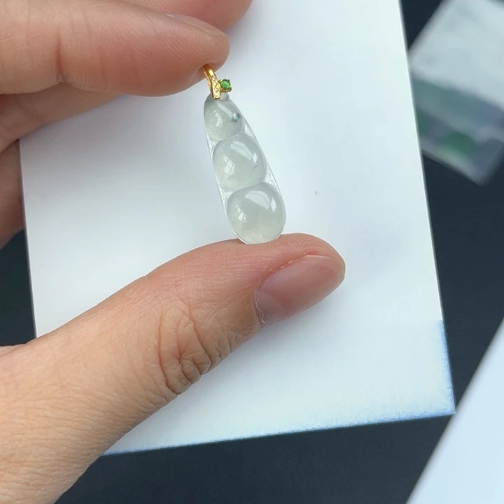 翡翠18K金镶嵌颈饰福豆