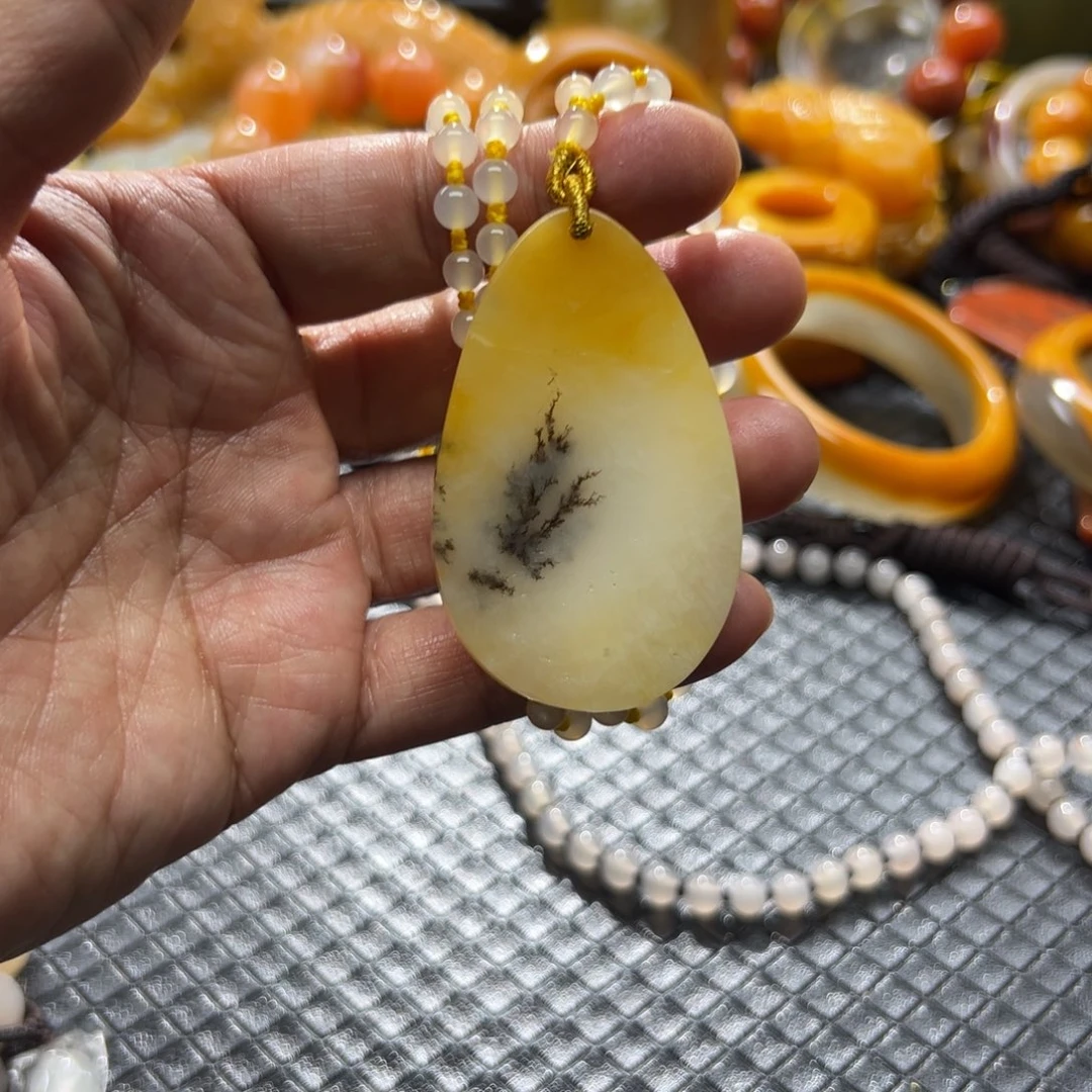 石英质玉未镶嵌颈饰