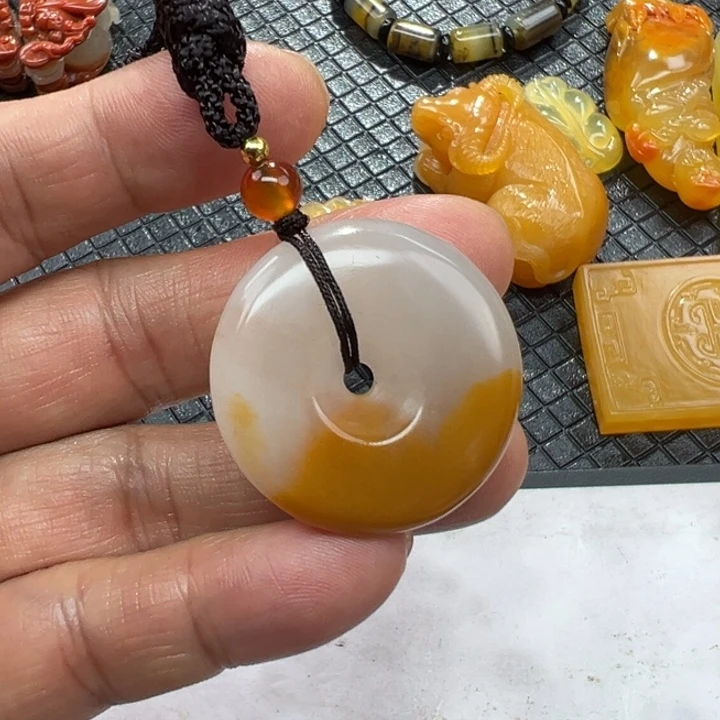 石英质玉(黄龙玉)颈饰未镶嵌