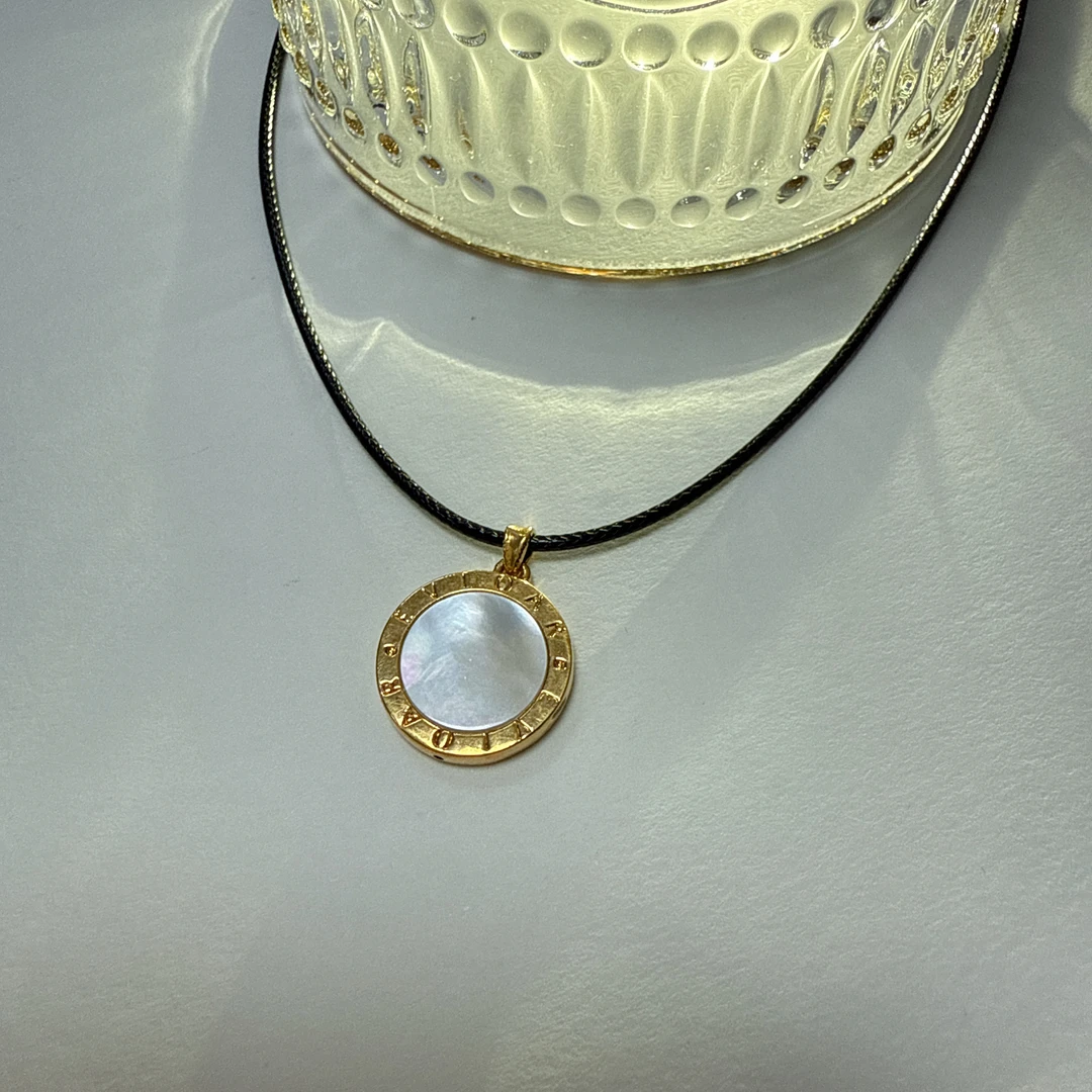 “缤果”白贝足金大饼吊坠