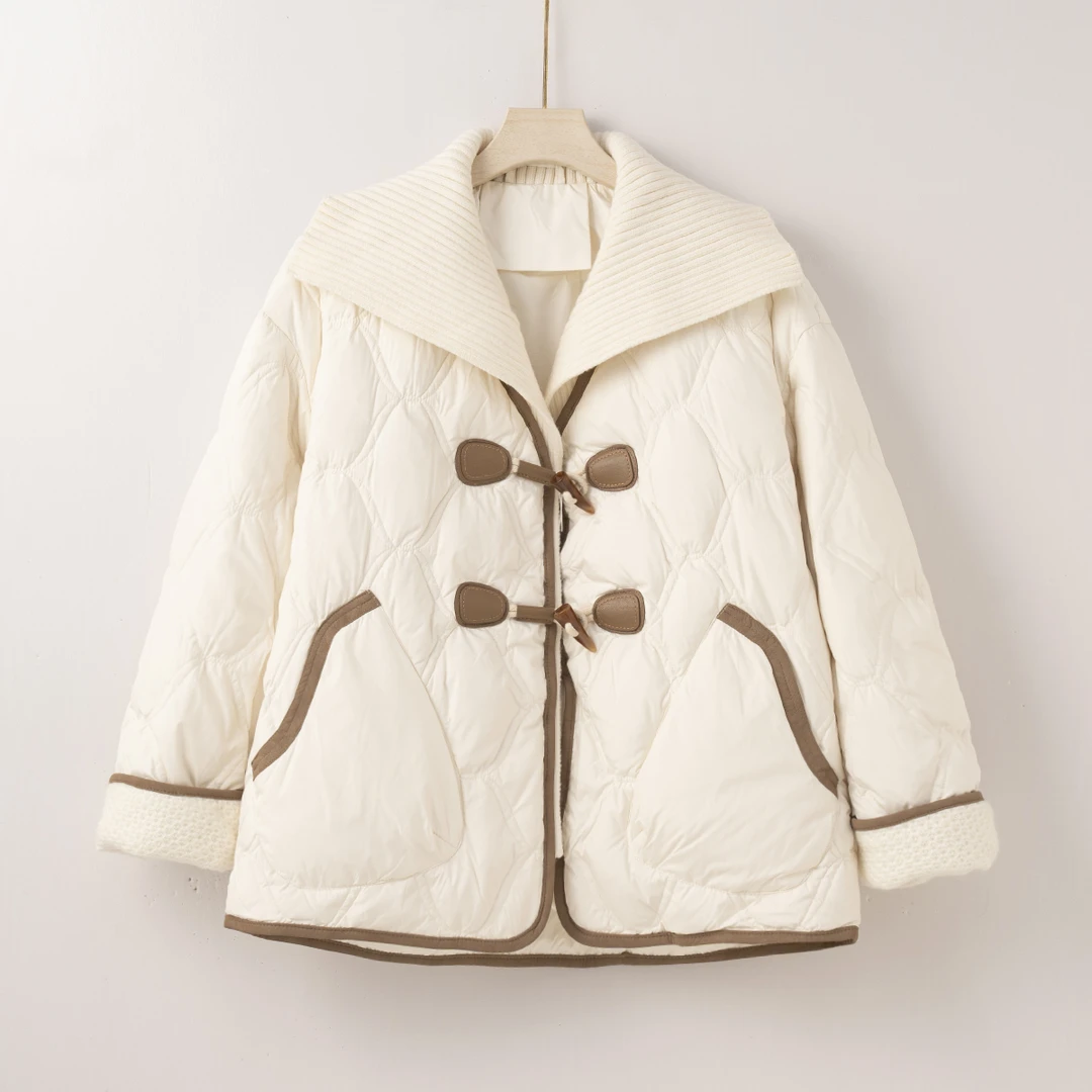 Q2430【特价-占单者限购】牛角扣设计针织大摆领时尚拼接羽绒服9752