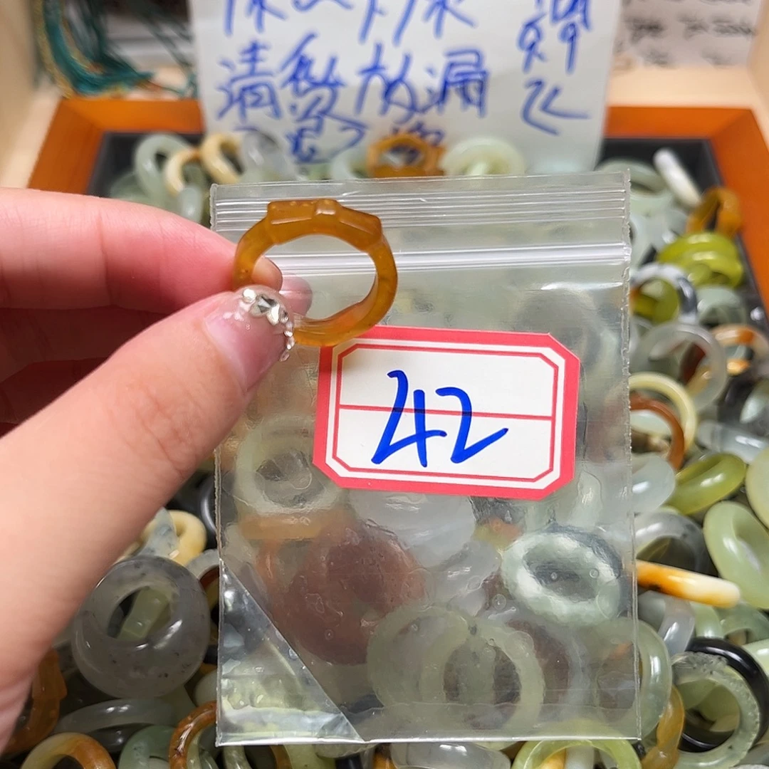 未镶嵌蛇纹石玉珠宝奇石