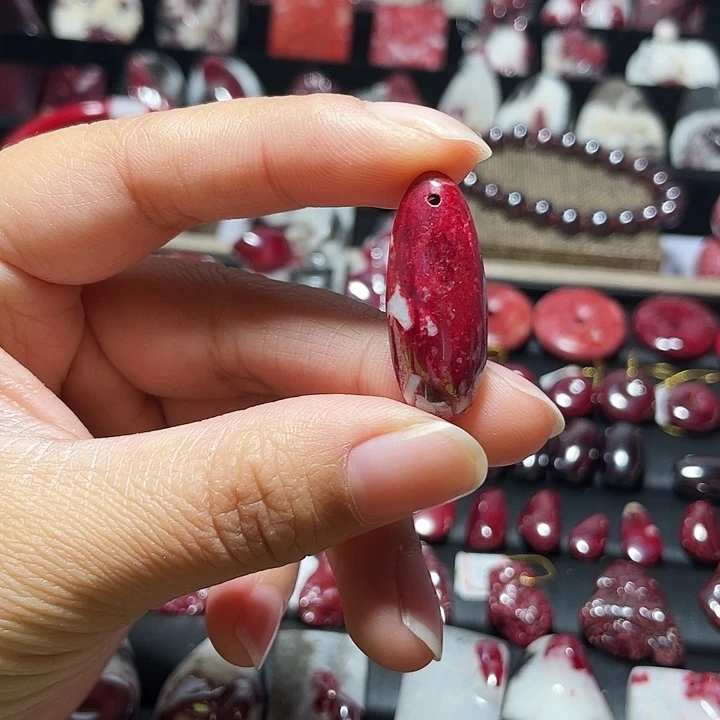 天然辰砂原矿吊坠11.7克