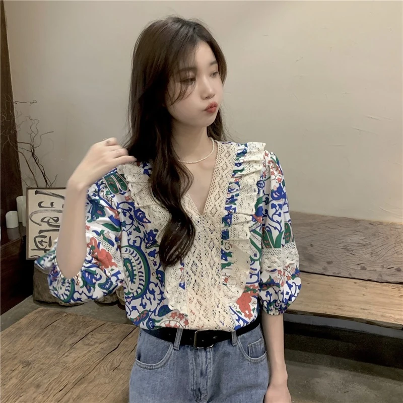 复古V领碎花衬衫女装潮2025夏季新款时尚设计感蕾丝拼接宽松小衫