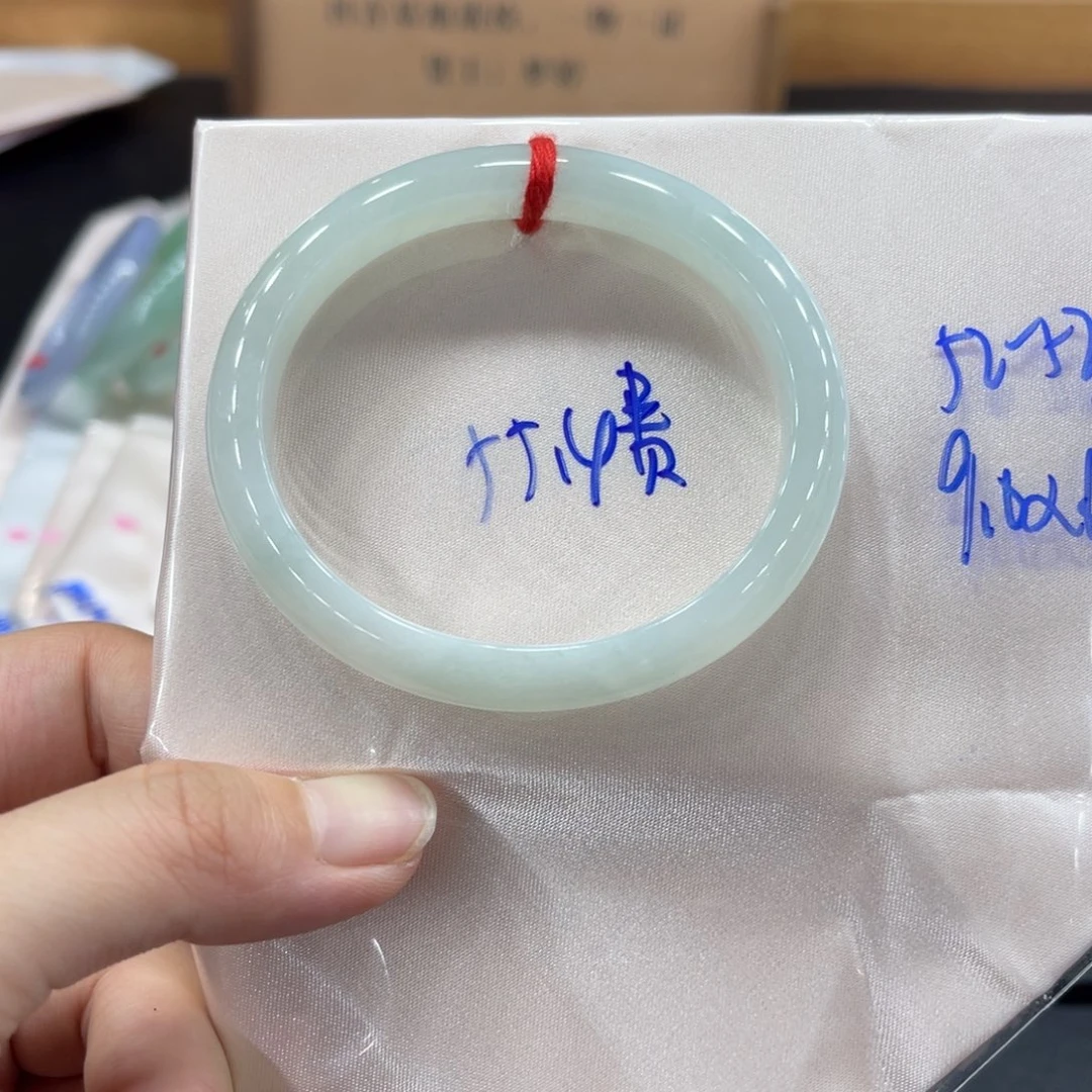 翡翠手镯未镶嵌翡翠