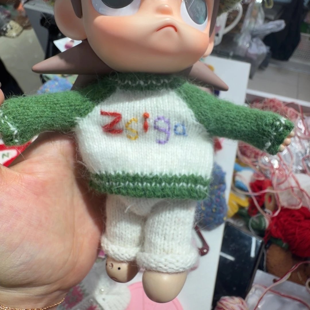 绿色字母毛衣一个照片