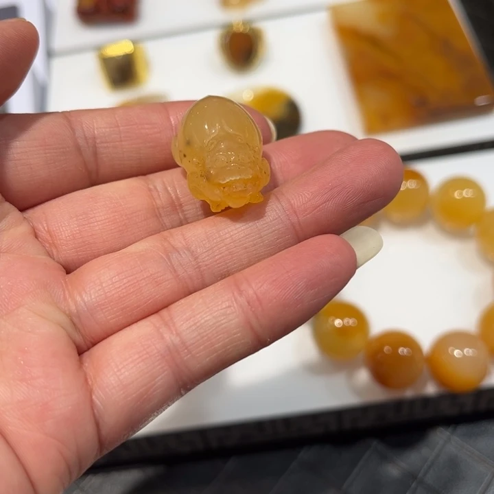石英质玉(黄龙玉)未镶嵌颈饰
