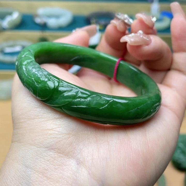 和田玉手镯58圈口。编号35未镶嵌