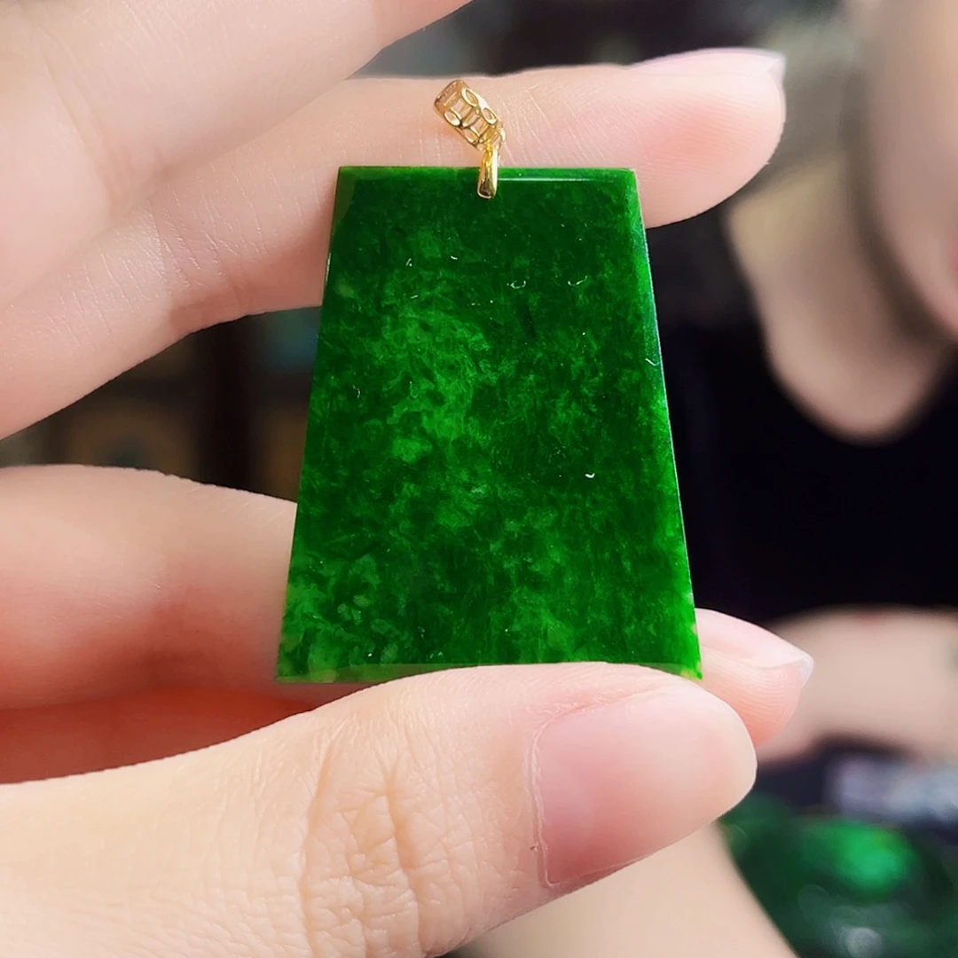 颈饰18K金镶嵌翡翠多样性