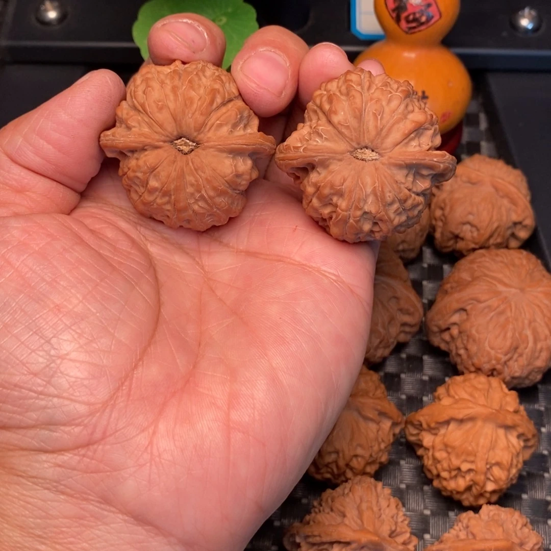 嘻***虎吊坠文玩核桃血麒麟