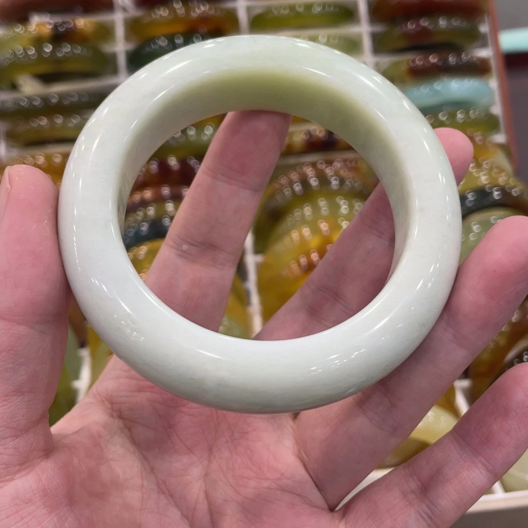 蛇纹石玉未镶嵌手镯