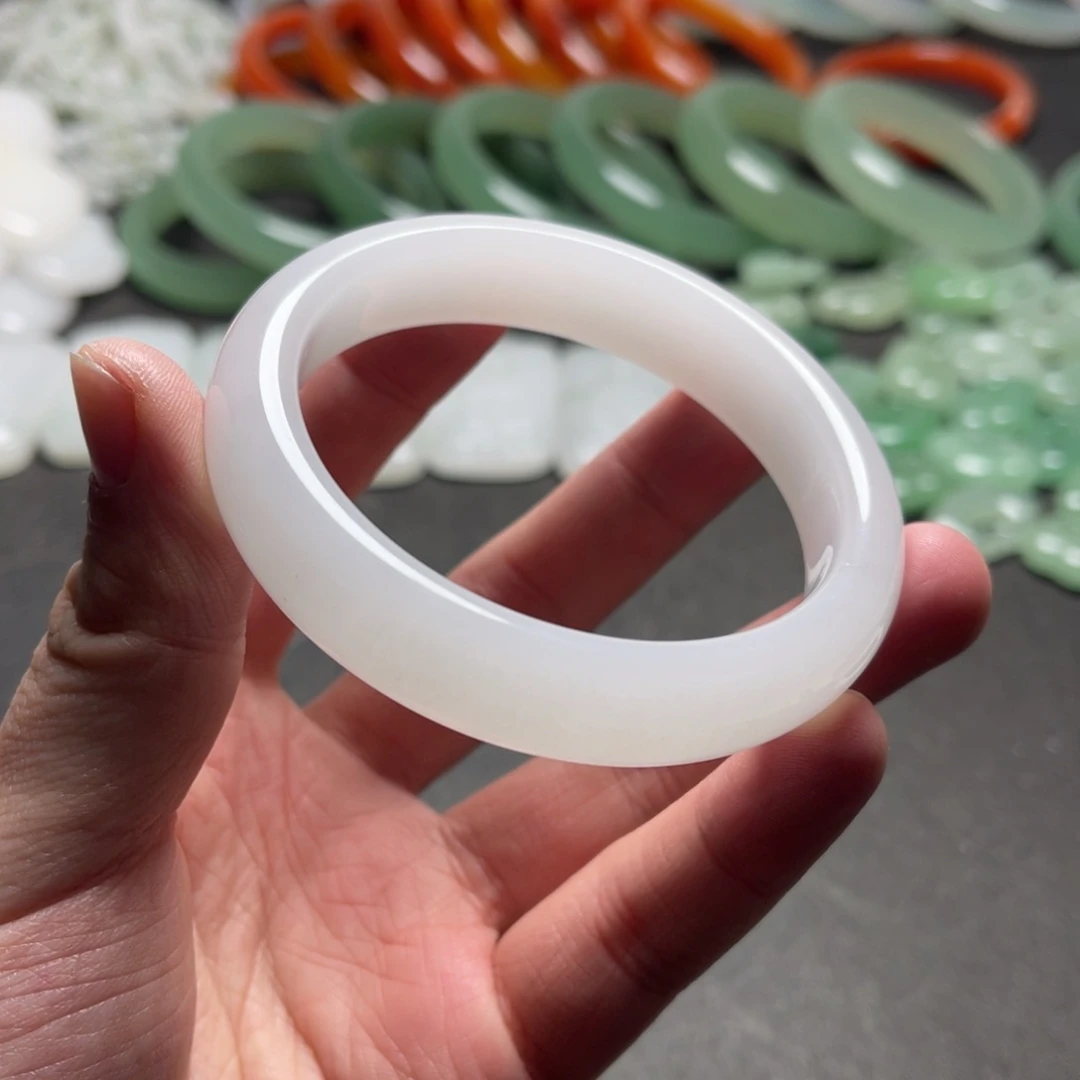 颈饰未镶嵌石英质玉生****…