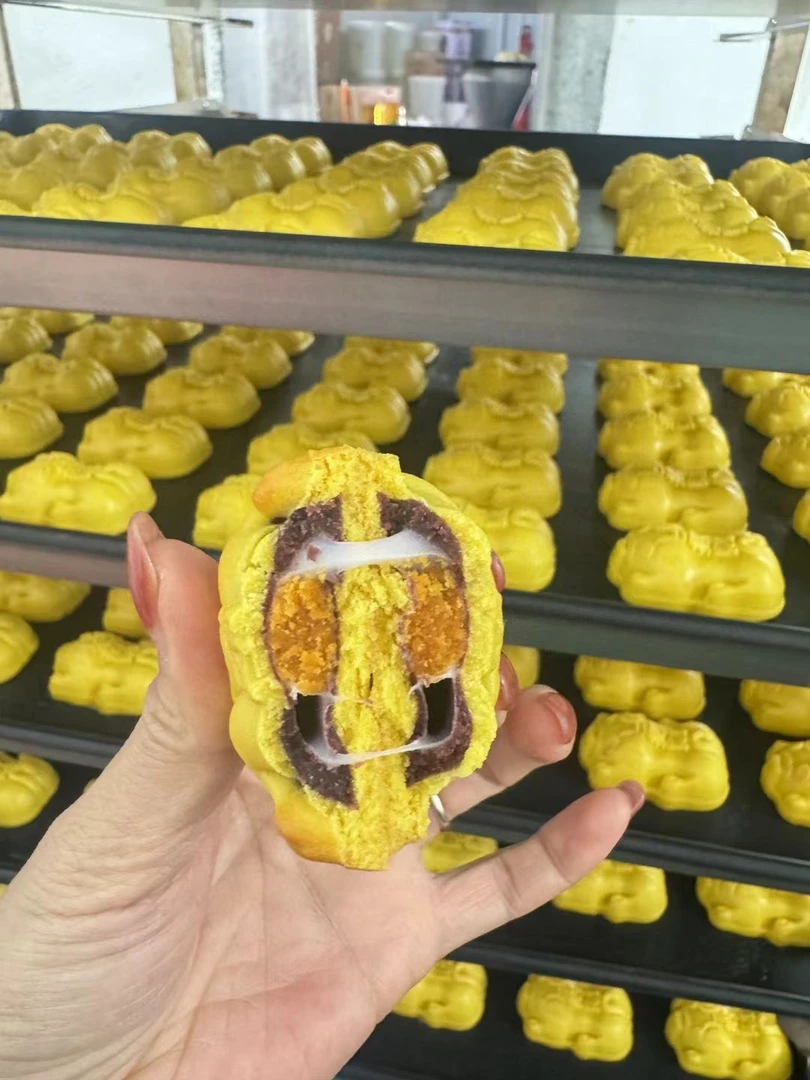 紫薯拉丝小金猪．奶香皮十紫薯十雪媚娘十蛋黄制作小糕点