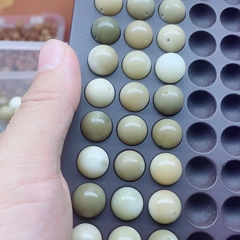白玉菩提吊坠13奶茶绿飘花30颗