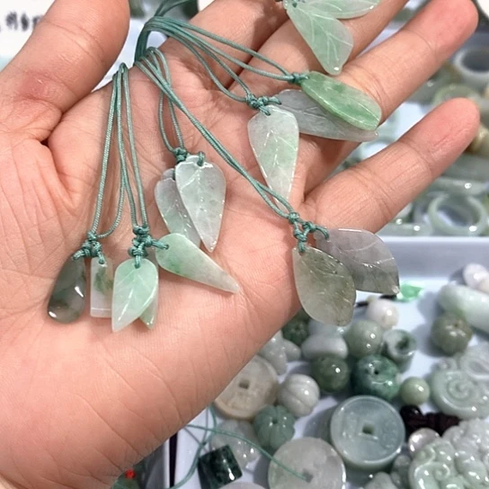 翡翠未镶嵌项圈吊坠