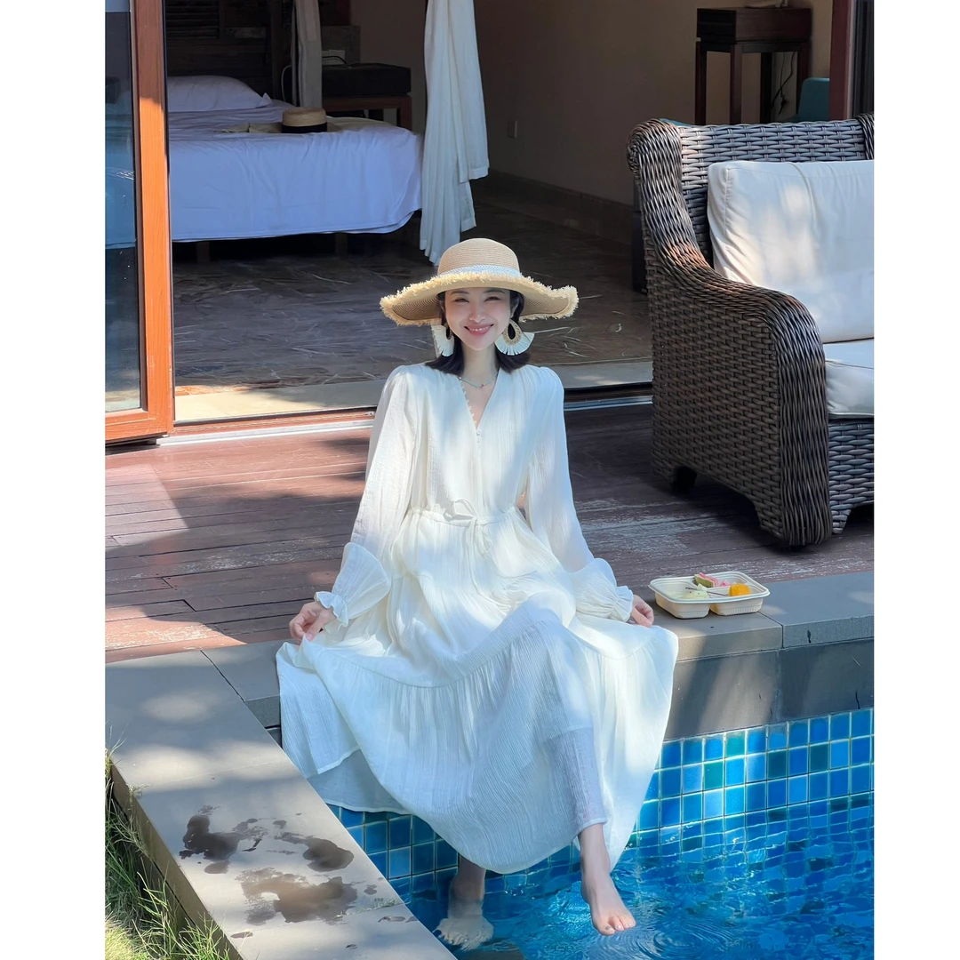 【月光】初秋长袖白色连衣裙法式温柔风V领收腰显瘦气质长裙
