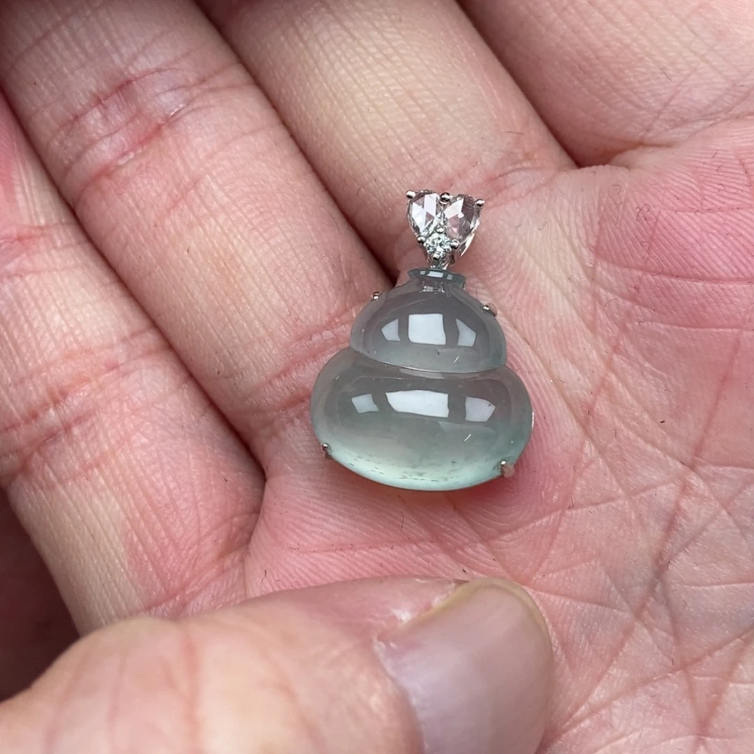 颈饰18K金镶嵌翡翠葫芦