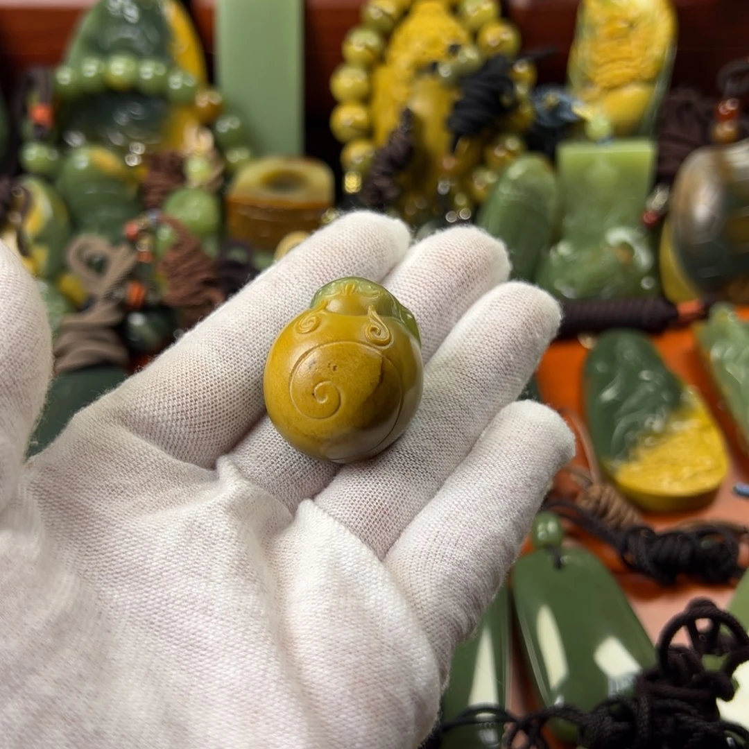 岫岩河磨玉（透闪石质玉）颈饰未镶嵌樯*