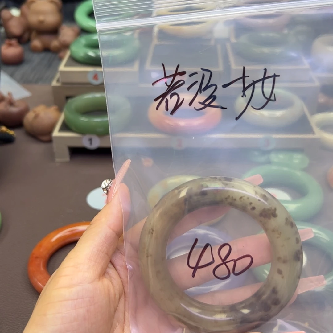 未镶嵌手镯石英岩玉若****?