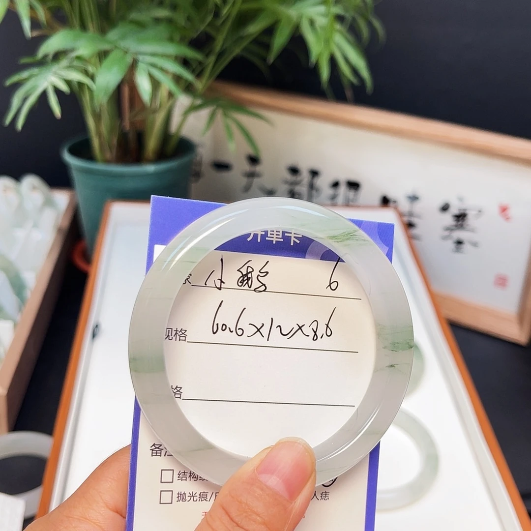 小***。未镶嵌手镯石英质玉