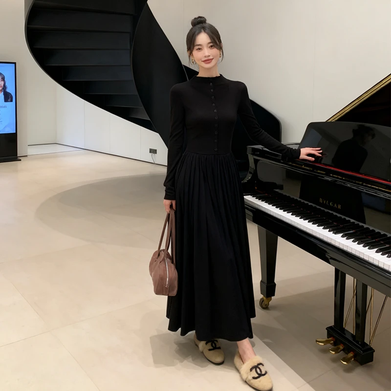 优雅气质赫本风小黑裙女秋冬新款高级感收腰显瘦针织打底连衣裙