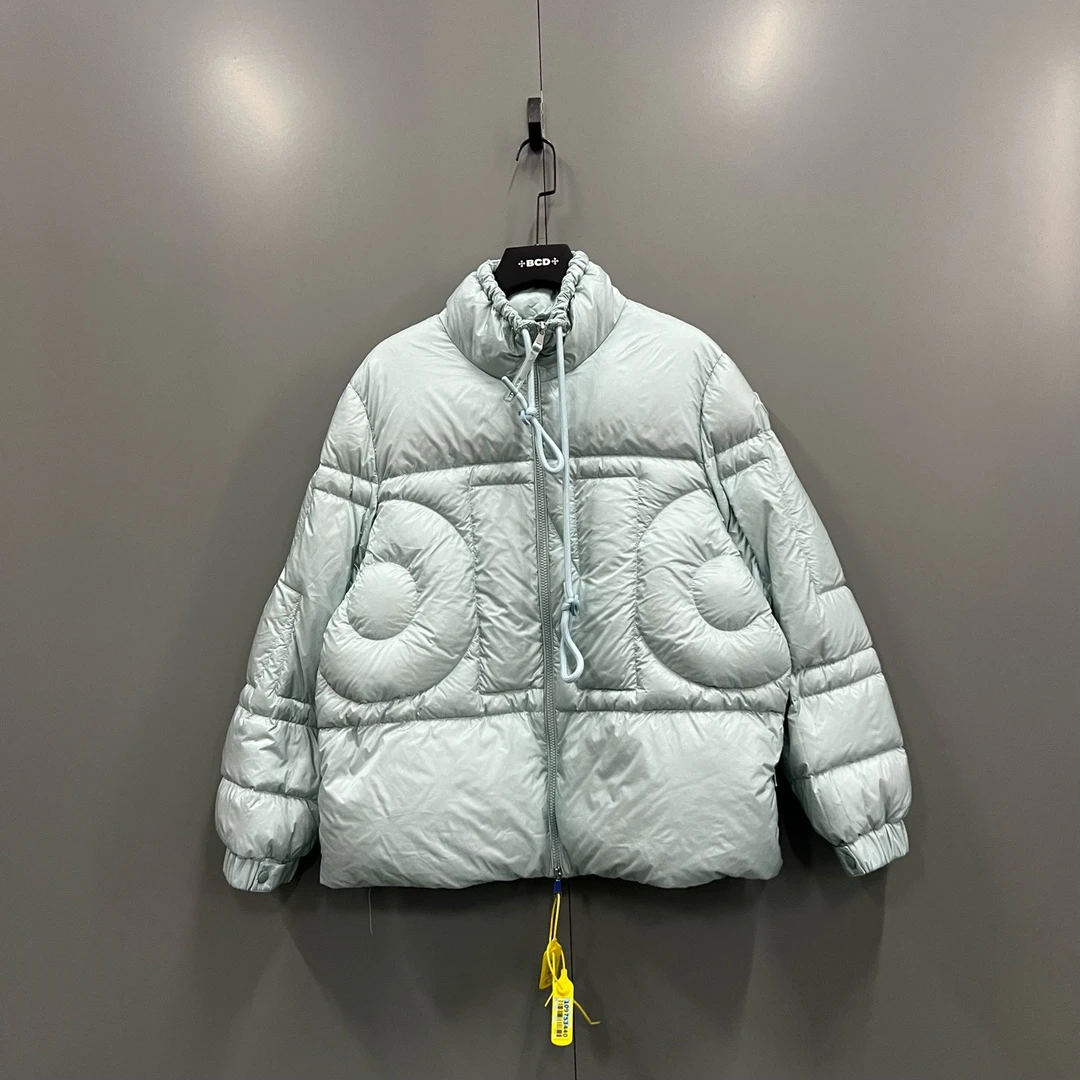 99新 MONCLER ab1027 012520 蒙口 浅蓝色压纹羽绒服 5码