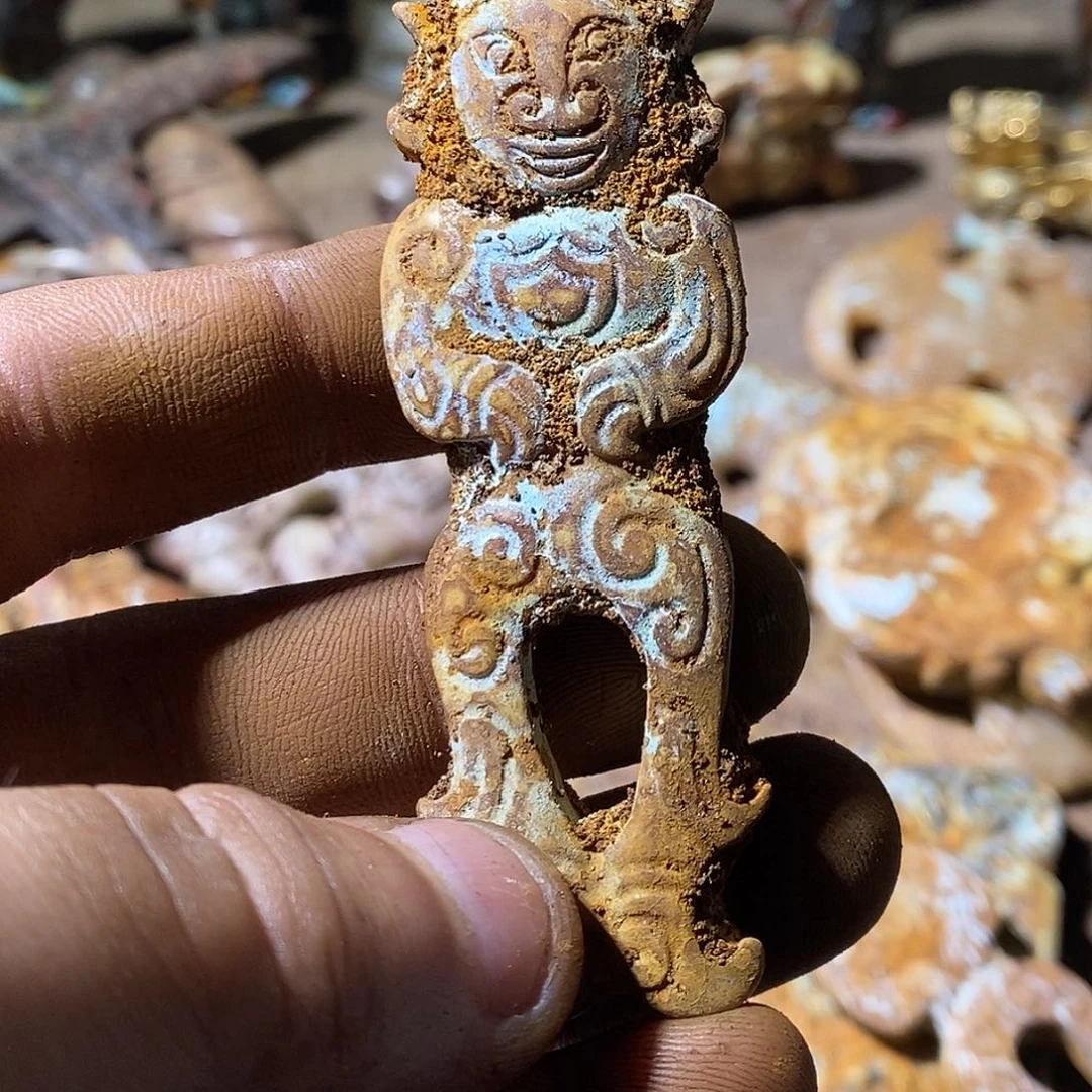 张***信颈饰未镶嵌和田玉（糖玉）